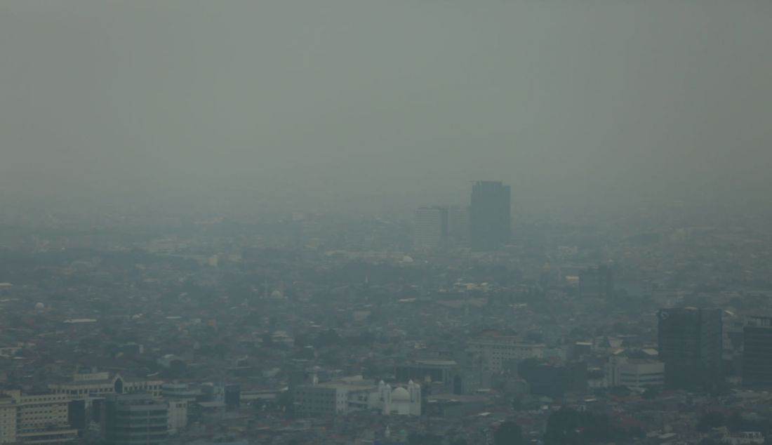 Suasana awan mendung menyelimuti kawasan Sudirman-Thamrin, Jakarta. BMKG merilis prakiraan cuaca Jakarta, Bogor, Depok, Tangerang dan Banten hari ini berpotensi hujan ringan hingga hujan sedang dan musim hujan masih akan terjadi hingga memasuki periode awal bulan Februari 2024. - JPNN.com