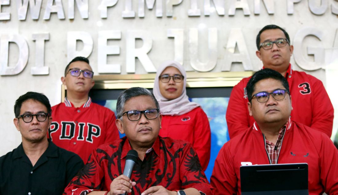 Sekjen Partai Demokrasi Indonesia Perjuangan (PDI-P), Hasto Kristiyanto berbicara kepada wartawan pada konferensi pers di Kantor DPP PDI-P, Jakarta, Kamis (1/2). Dalam konferensi pers tersebut Hasto menyampaikan terkait temuan dugaan pelanggaran-pelanggaran yang merugikan PDI-P dalam kontestasi Pemilu 2024. Hasto juga menyampaikan respons mengenai mundurnya Mahfud MD dari posisi Menko Polhukam saat masa kampanye Pilpres 2024. - JPNN.com