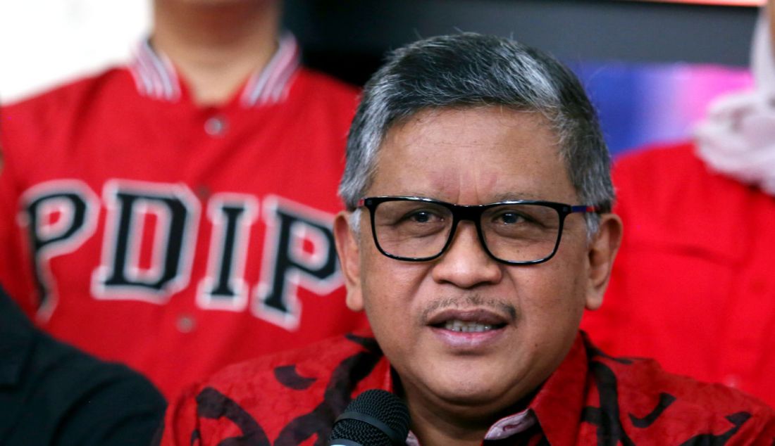 Sekjen Partai Demokrasi Indonesia Perjuangan (PDI-P), Hasto Kristiyanto berbicara kepada wartawan pada konferensi pers di Kantor DPP PDI-P, Jakarta, Kamis (1/2). Dalam konferensi pers tersebut Hasto menyampaikan terkait temuan dugaan pelanggaran-pelanggaran yang merugikan PDI-P dalam kontestasi Pemilu 2024. Hasto juga menyampaikan respons mengenai mundurnya Mahfud MD dari posisi Menko Polhukam saat masa kampanye Pilpres 2024. - JPNN.com