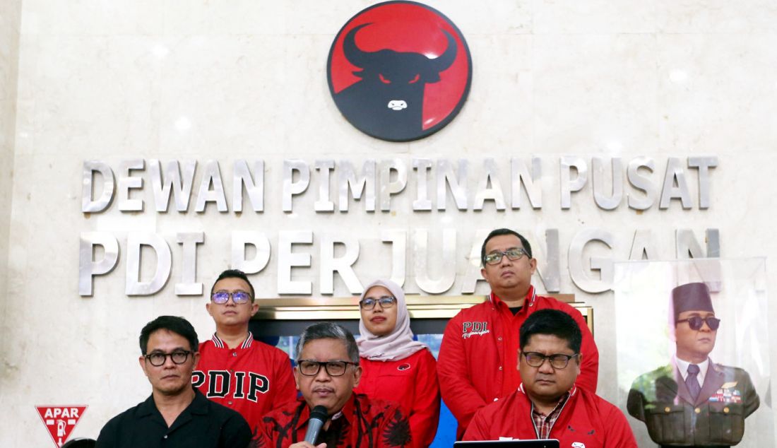 Sekjen Partai Demokrasi Indonesia Perjuangan (PDI-P), Hasto Kristiyanto berbicara kepada wartawan pada konferensi pers di Kantor DPP PDI-P, Jakarta, Kamis (1/2). Dalam konferensi pers tersebut Hasto menyampaikan terkait temuan dugaan pelanggaran-pelanggaran yang merugikan PDI-P dalam kontestasi Pemilu 2024. Hasto juga menyampaikan respons mengenai mundurnya Mahfud MD dari posisi Menko Polhukam saat masa kampanye Pilpres 2024. - JPNN.com