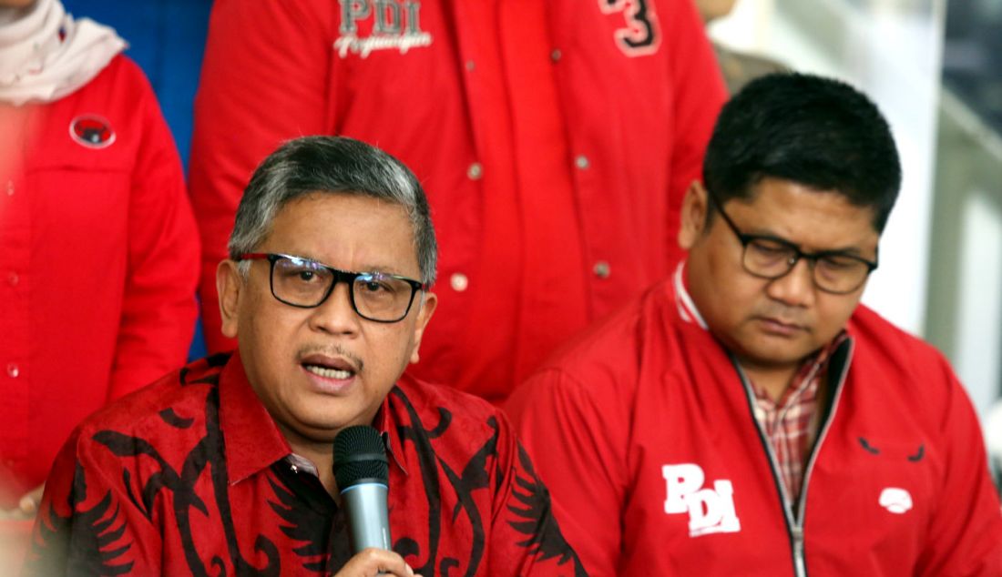 Sekjen Partai Demokrasi Indonesia Perjuangan (PDI-P), Hasto Kristiyanto berbicara kepada wartawan pada konferensi pers di Kantor DPP PDI-P, Jakarta, Kamis (1/2). Dalam konferensi pers tersebut Hasto menyampaikan terkait temuan dugaan pelanggaran-pelanggaran yang merugikan PDI-P dalam kontestasi Pemilu 2024. Hasto juga menyampaikan respons mengenai mundurnya Mahfud MD dari posisi Menko Polhukam saat masa kampanye Pilpres 2024. - JPNN.com