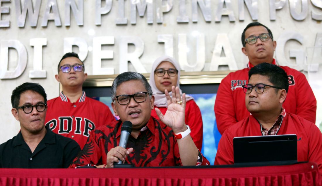 Sekjen Partai Demokrasi Indonesia Perjuangan (PDI-P), Hasto Kristiyanto berbicara kepada wartawan pada konferensi pers di Kantor DPP PDI-P, Jakarta, Kamis (1/2). Dalam konferensi pers tersebut Hasto menyampaikan terkait temuan dugaan pelanggaran-pelanggaran yang merugikan PDI-P dalam kontestasi Pemilu 2024. Hasto juga menyampaikan respons mengenai mundurnya Mahfud MD dari posisi Menko Polhukam saat masa kampanye Pilpres 2024. - JPNN.com