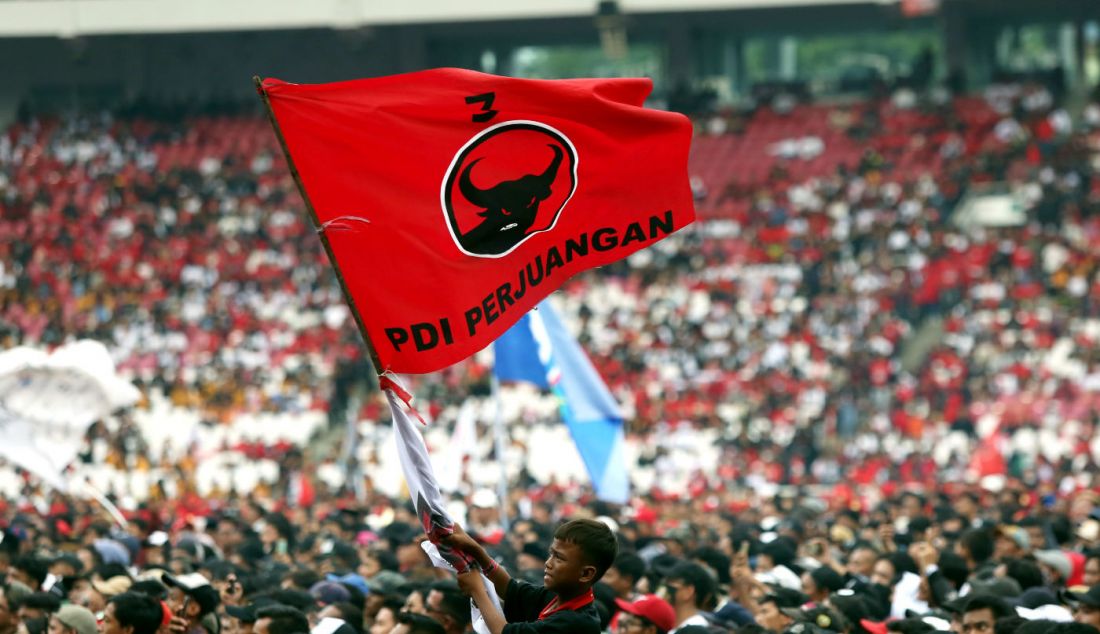 Bendera PDI Perjuangan saat berkibar pada kampanye akbar terbuka di Stadion Utama Gelora Bung Karno (SUGBK), Senayan, Jakarta, Sabtu (3/2). Kampanye yang bertajuk Konser Salam Metal-Menang Total tersebut dihadiri ratusan ribu simpatisan dan relawan hingga kader partai koalisi PDI Perjuangan, Partai Persatuan Pembangunan (PPP), Partai Persatuan Indonesia (Perindo), dan Partai Hanura untuk pemenangan Ganjar Pranowo-Mahfud MD pada Pilpres 2024. - JPNN.com