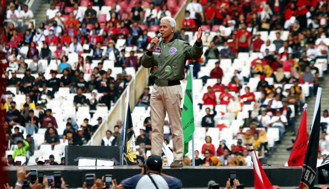 Calon presiden nomor urut 3 Ganjar Pranowo menyampaikan orasi politiknya di depan relawan dan simpatisan saat kampanye akbar terbuka di Stadion Utama Gelora Bung Karno (SUGBK), Senayan, Jakarta, Sabtu (3/2). Kampanye yang bertajuk Konser Salam Metal-Menang Total tersebut dihadiri ratusan ribu simpatisan dan relawan hingga kader partai koalisi PDI Perjuangan, PPP, Perindo dan Partai Hanura untuk pemenangan Ganjar Pranowo-Mahfud MD pada Pilpres 2024. - JPNN.com
