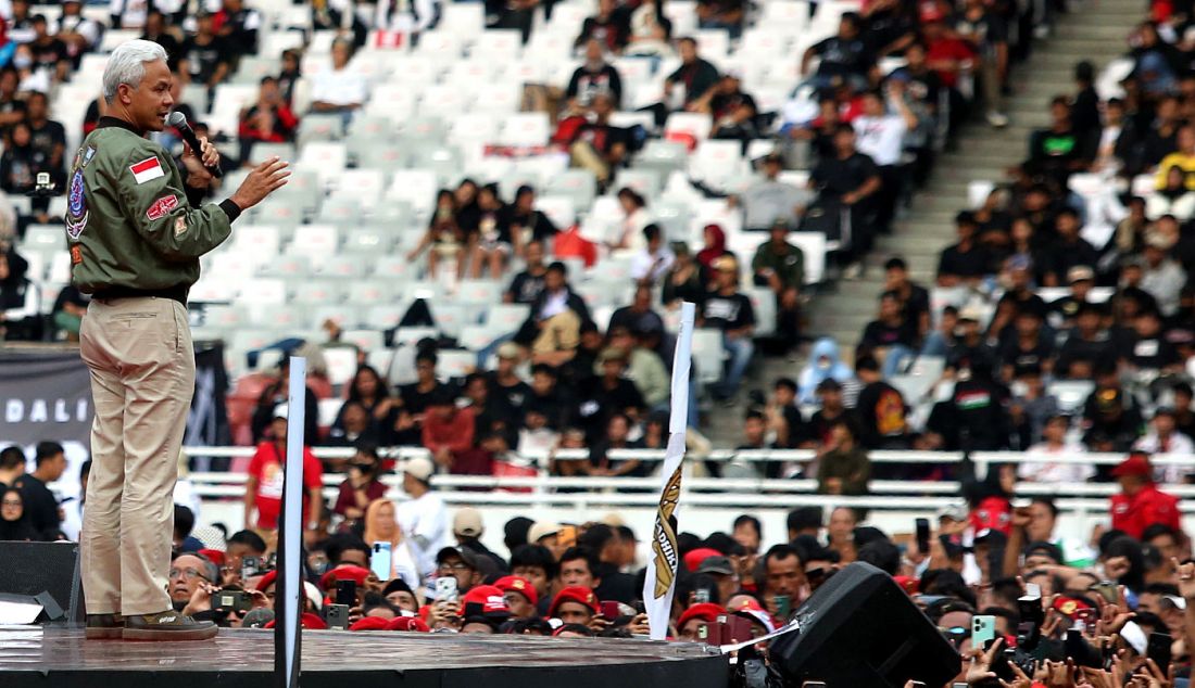 Calon presiden nomor urut 3 Ganjar Pranowo menyampaikan orasi politiknya di depan relawan dan simpatisan saat kampanye akbar terbuka di Stadion Utama Gelora Bung Karno (SUGBK), Senayan, Jakarta, Sabtu (3/2). Kampanye yang bertajuk Konser Salam Metal-Menang Total tersebut dihadiri ratusan ribu simpatisan dan relawan hingga kader partai koalisi PDI Perjuangan, PPP, Perindo dan Partai Hanura untuk pemenangan Ganjar Pranowo-Mahfud MD pada Pilpres 2024. - JPNN.com