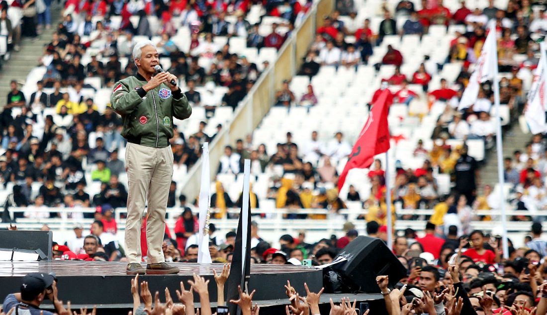 Calon presiden nomor urut 3 Ganjar Pranowo menyampaikan orasi politiknya di depan relawan dan simpatisan saat kampanye akbar terbuka di Stadion Utama Gelora Bung Karno (SUGBK), Senayan, Jakarta, Sabtu (3/2). Kampanye yang bertajuk Konser Salam Metal-Menang Total tersebut dihadiri ratusan ribu simpatisan dan relawan hingga kader partai koalisi PDI Perjuangan, PPP, Perindo dan Partai Hanura untuk pemenangan Ganjar Pranowo-Mahfud MD pada Pilpres 2024. - JPNN.com