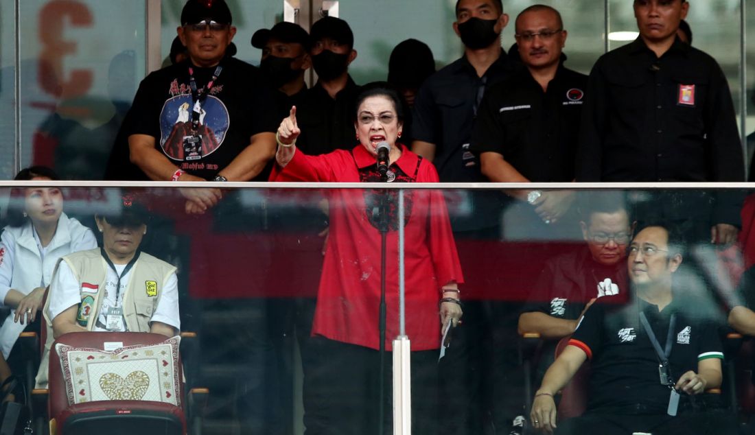 Ketua umum PDI Perjuangan menyampaikan orasi politiknya di depan relawan dan simpatisan saat kampanye akbar terbuka di Stadion Utama Gelora Bung Karno (SUGBK), Senayan, Jakarta, Sabtu (3/2). Kampanye yang bertajuk Konser Salam Metal-Menang Total tersebut dihadiri ratusan ribu simpatisan dan relawan hingga kader partai koalisi PDI Perjuangan, PPP, Perindo dan Partai Hanura untuk pemenangan Ganjar Pranowo-Mahfud MD pada Pilpres 2024. - JPNN.com