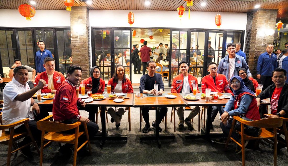 Presiden RI Joko Widodo saat bertemu dan minum teh bersama dengan sejumlah pengurus PSI, di antaranya Ketum Kaesang Pangarep, dan sejumlah kader muda PSI di Braga Permai, Bandung, Jawa Barat, Sabtu (3/2). - JPNN.com