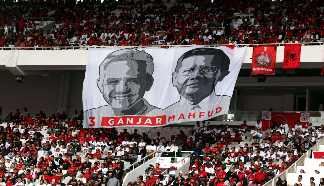 Spanduk Ganjar-Mahfud terbentang pada kampanye akbar terbuka di Stadion Utama Gelora Bung Karno (SUGBK), Senayan, Jakarta, Sabtu (3/2). Kampanye yang bertajuk Konser Salam Metal-Menang Total tersebut dihadiri ratusan ribu simpatisan dan relawan hingga kader partai koalisi PDI Perjuangan, PPP, Perindo dan Partai Hanura untuk pemenangan Ganjar Pranowo-Mahfud MD pada Pilpres 2024. - JPNN.com