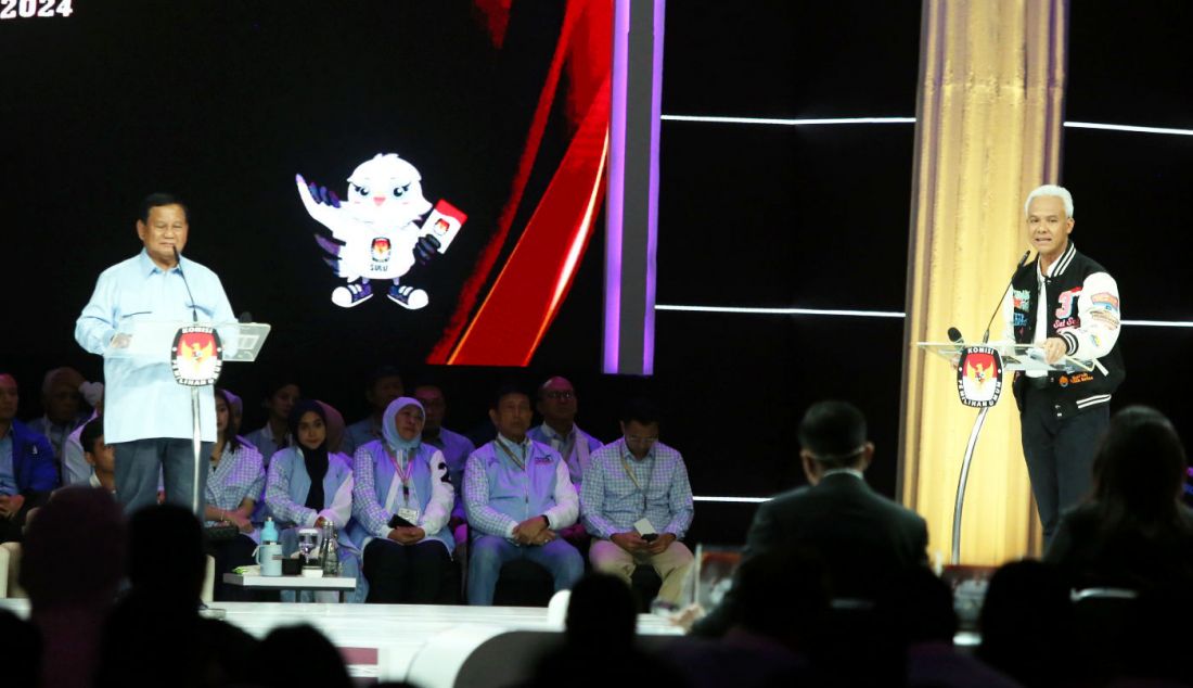 Capres nomor urut 02 Prabowo Subianto dan nomor urut 03 Ganjar Pranowo mengikuti Debat Kelima Capres Pemilu 2024 di Gedung JCC, Jakarta, Minggu (4/2). - JPNN.com