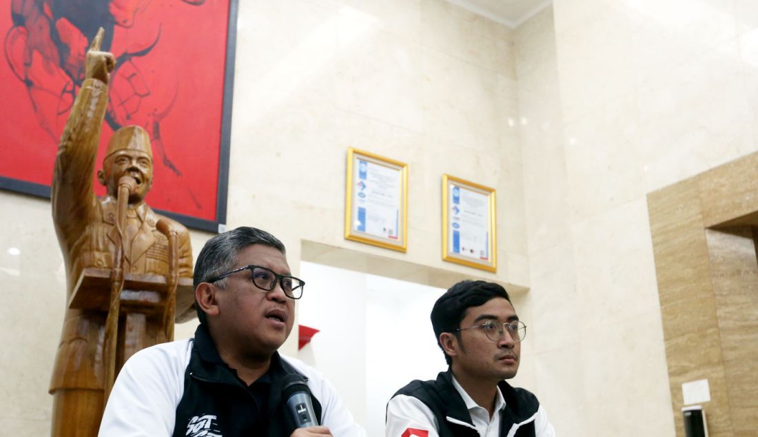 Sekjen PDI Perjuangan Hasto Kristiyanto (kiri) dan Jubir muda Tim Pemenangan Nasional (TPN) Ganjar-Mahfud Ariyo Seno Baskoro memberikan keterangan pers merespons debat capres dan penjelasan persiapan kampanye akbar Ganjar-Mahfud di Kantor DPP PDI Perjuangan, Jakarta, Senin (5/2). - JPNN.com