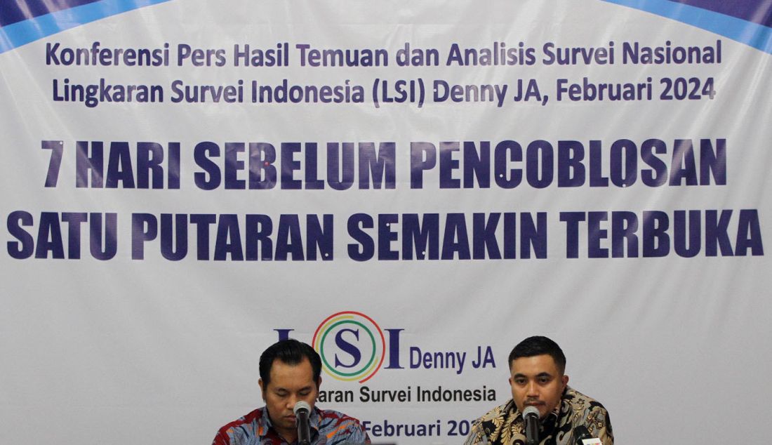Peneliti senior LSI Denny JA Adjie Alfaraby (kanan) memaparkan temuan dan analisis Survei Nasional bertajuk 