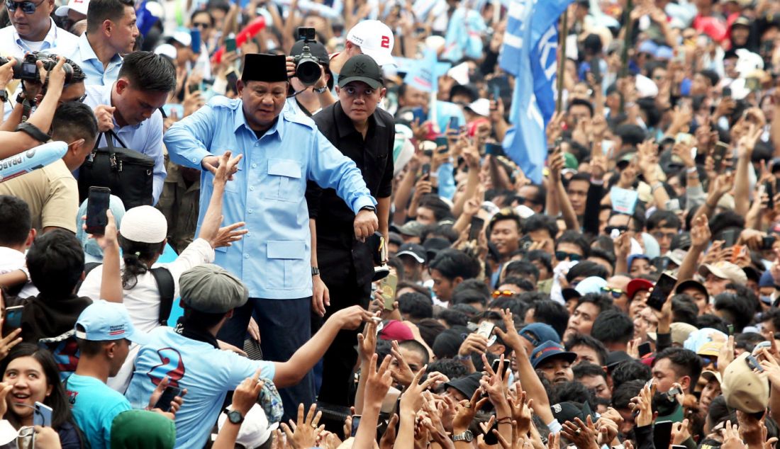 Calon presiden nomor urut 2 Prabowo Subianto berjoget di depan relawan dan simpatisan saat kampanye akbar terbuka di Stadion Utama Gelora Bung Karno (SUGBK), Senayan, Jakarta, Sabtu (10/2). - JPNN.com