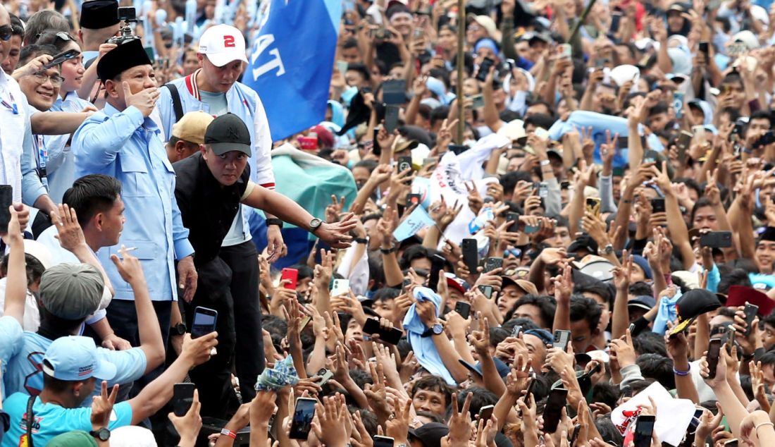 Calon presiden nomor urut 2 Prabowo Subianto memberikan salam kepada relawan dan simpatisan saat kampanye akbar terbuka di Stadion Utama Gelora Bung Karno (SUGBK), Senayan, Jakarta, Sabtu (10/2). - JPNN.com