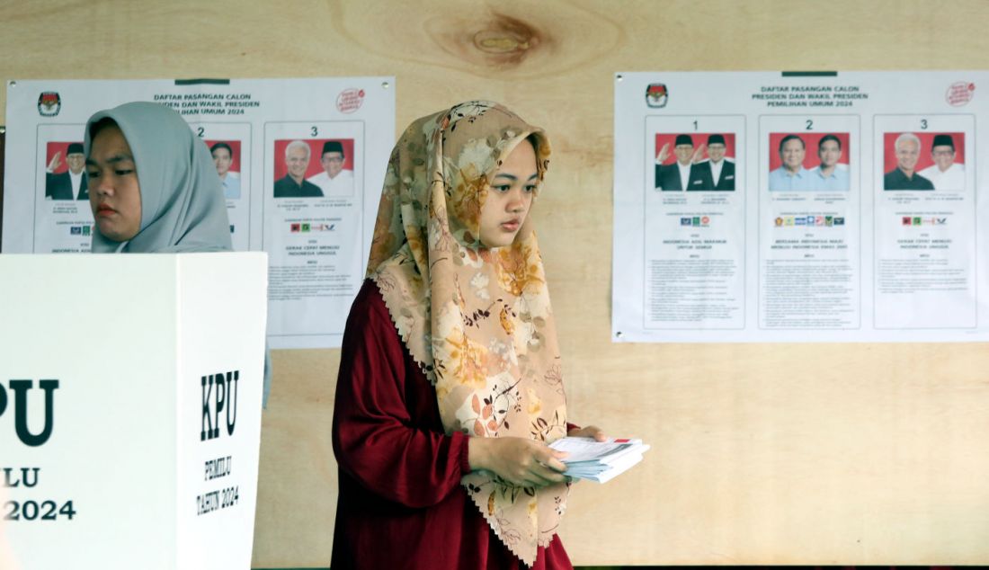 Warga menggunakan hak pilihnya pada Pemilu 2024 di TPS 035, Kampung Curug, Desa Bojong Koneng, Babakan Madang, Bogor, Jawa Barat, Rabu (14/2). Pemilu 2024 untuk memilih presiden dan wakil presiden, anggota DPR, DPD, DPRD Provinsi, dan DPRD Kabupaten/Kota tersebut dilaksanakan secara serentak di 38 provinsi dengan jumlah DPT sebanyak 204.807.222 pemilih. - JPNN.com