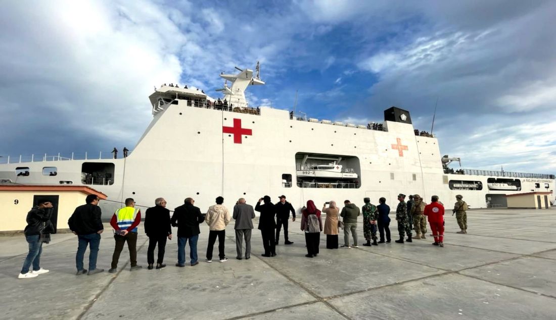 Sejumlah personel TNI AL menurunkan bantuan logistik dari KRI dr. Radjiman Wedyodiningrat-992 (KRI RJW-992) yang telah tiba di dermaga Al Arish, Mesir pukul 08.40 waktu Mesir pada Selasa (13/2). Kapal ini membawa bantuan untuk korban perang di Gaza dari Indonesia, termasuk ribuan botol dan galon Le Minerale. - JPNN.com