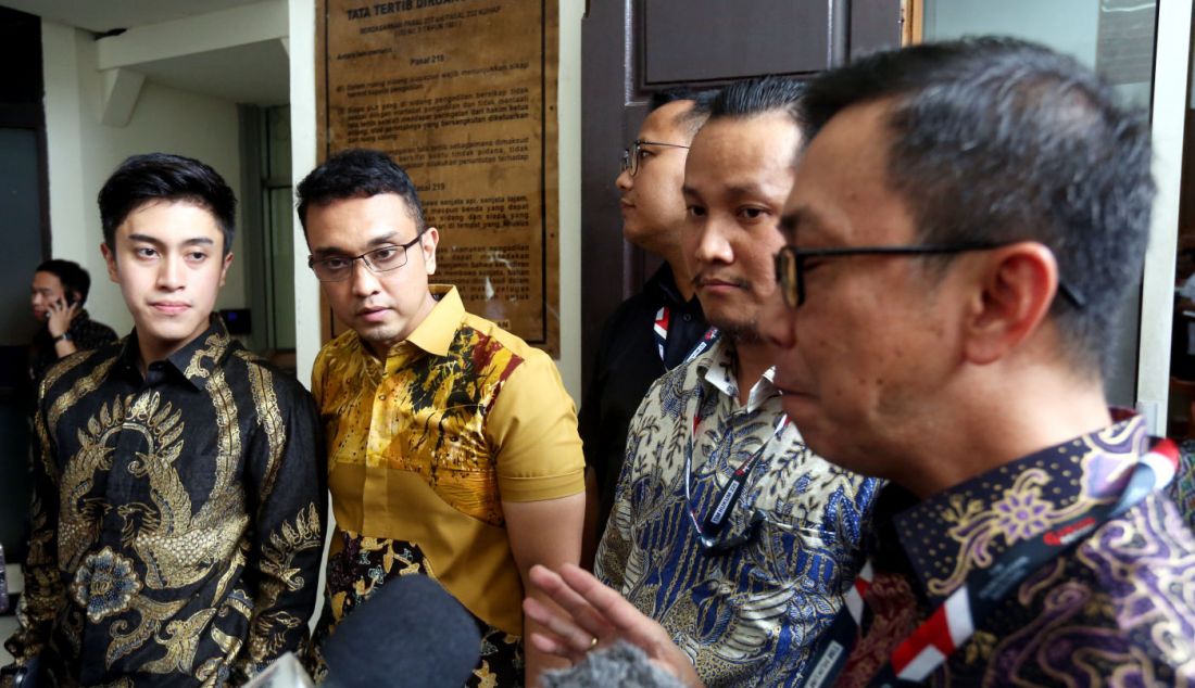 Aiman Witjaksono bersama tim kuasa hukumnya memberikan keterangan pers seusai menjalani sidang praperadilan di Pengadilan Negeri (PN) Jakarta Selatan, Jakarta, Selasa (20/2). - JPNN.com