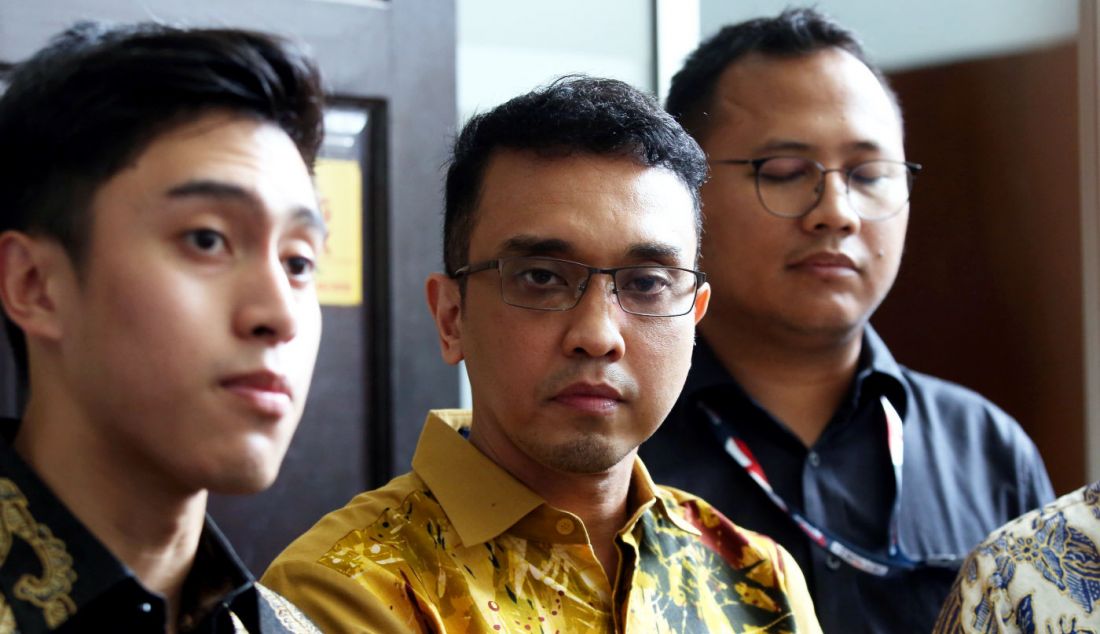 Aiman Witjaksono bersama tim kuasa hukumnya memberikan keterangan pers seusai menjalani sidang praperadilan di Pengadilan Negeri (PN) Jakarta Selatan, Jakarta, Selasa (20/2). Sidang ini beragendakan jawaban dari termohon atau Polda Metro Jaya mengenai sah tidaknya penyitaan barang bukti yang dilakukan Ditreskrimsus Polda Metro Jaya terhadap Aiman Witjaksono. - JPNN.com