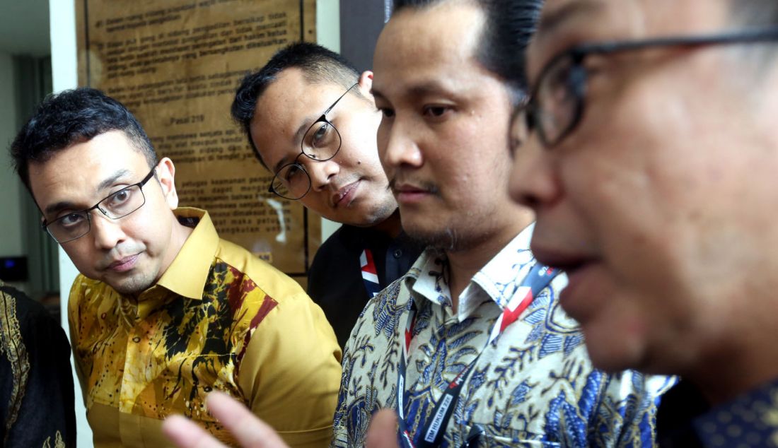Aiman Witjaksono bersama tim kuasa hukumnya memberikan keterangan pers seusai menjalani sidang praperadilan di Pengadilan Negeri (PN) Jakarta Selatan, Jakarta, Selasa (20/2). - JPNN.com