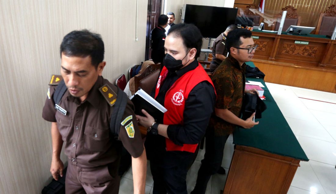 Terdakwa Dito Mahendra menjalani sidang kasus senjata api (senpi) ilegal di Pengadilan Negeri (PN) Jakarta Selatan, Jakarta, Selasa (20/2). Sidang ini beragendakan mendengarkan keterangan saksi dari pihak Jaksa Penuntut Umum. - JPNN.com