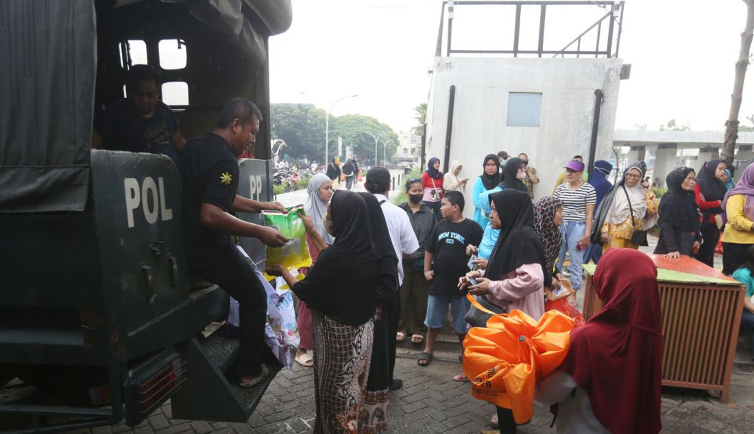 Warga antre mendapatkan beras dan sembako murah saat kegiatan Pasar Murah di halaman Kantor Kecamatan Pamulang, Tangerang Selatan, Banten, Rabu (21/2). Kegiatan yang diinisiasi Dinas Ketahanan Pangan, Pertanian dan Perikanan (DKPPP) Kota Tangsel ini menjual beras 5 kg sebesar Rp 52.000 dan paket gula beras dan minyak goreng sebesar Rp 80 ribu. - JPNN.com