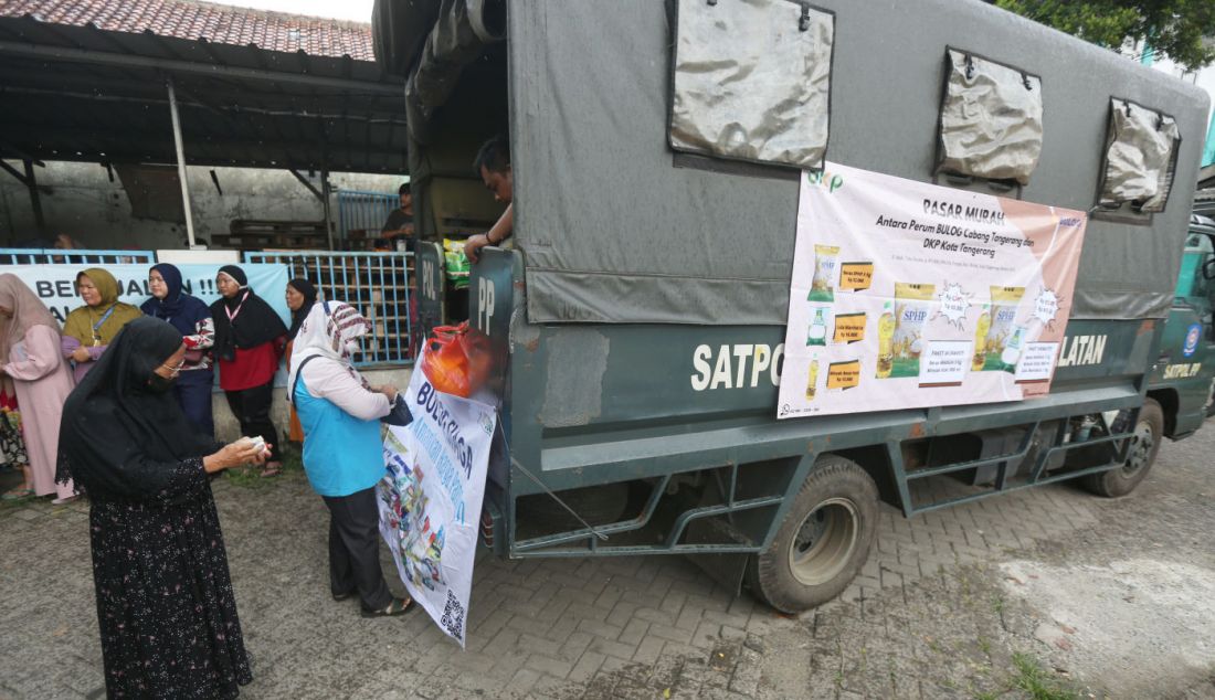 Warga antre mendapatkan beras dan sembako murah saat kegiatan Pasar Murah di halaman Kantor Kecamatan Pamulang, Tangerang Selatan, Banten, Rabu (21/2). Kegiatan yang diinisiasi Dinas Ketahanan Pangan, Pertanian dan Perikanan (DKPPP) Kota Tangsel ini menjual beras 5 kg sebesar Rp 52.000 dan paket gula beras dan minyak goreng sebesar Rp 80 ribu. - JPNN.com