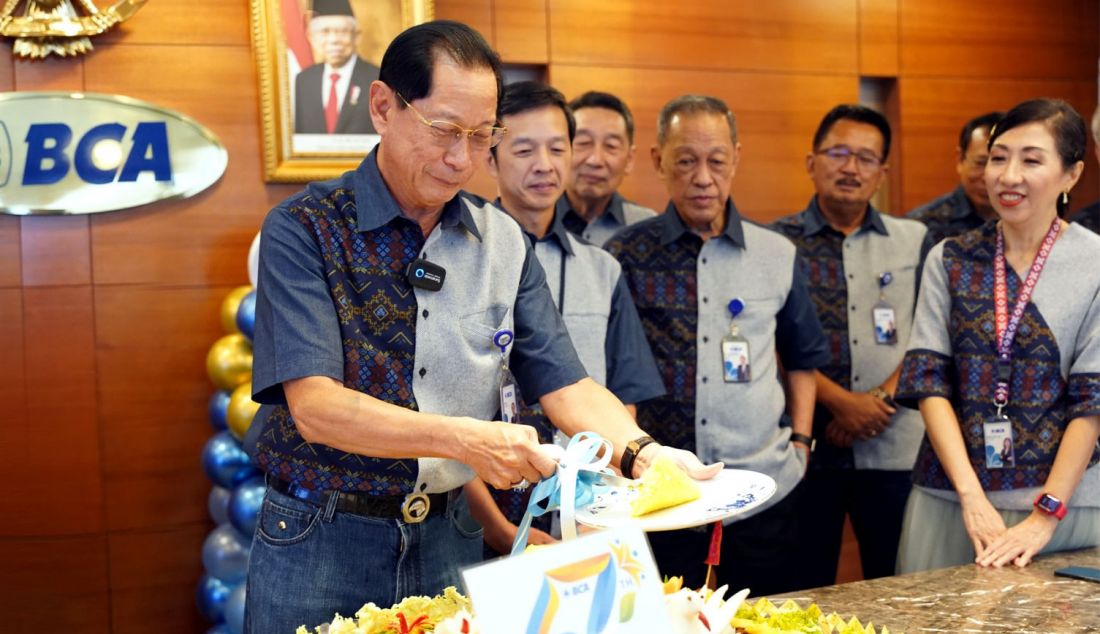 Presiden Direktur PT Bank Central Asia Tbk (BCA) Jahja Setiaatmadja (depan) memotong tumpeng dan disaksikan segenap Direksi dan Komisaris Perseroan saat perayaan HUT ke-67 BCA, Rabu (21/2). Menyambut umur ke-67, BCA berharap senantiasa bisa menjadi bank yang dapat memenuhi kebutuhan layanan perbankan nasabah dan mengambil peran penting dalam mendukung pertumbuhan ekonomi nasional yang berkelanjutan. - JPNN.com