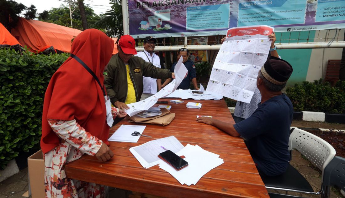 Petugas PPK bersama sejumlah saksi parpol saat melakukan penghitungan suara di halaman Kantor Kecamatan Kebayoran Lama, Jakarta Selatan, Senin (26/2). - JPNN.com