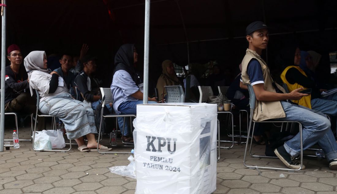 Petugas PPK bersama sejumlah saksi parpol saat melakukan penghitungan suara di halaman Kantor Kecamatan Kebayoran Lama, Jakarta Selatan, Senin (26/2). - JPNN.com