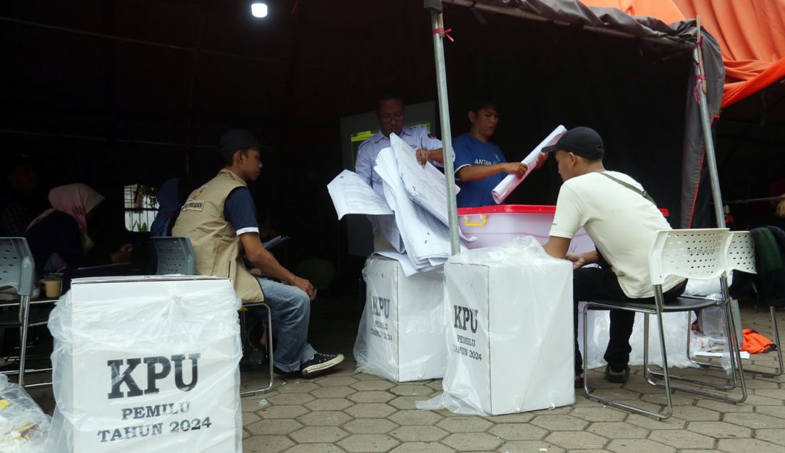 Petugas PPK bersama sejumlah saksi parpol saat melakukan penghitungan suara di halaman Kantor Kecamatan Kebayoran Lama, Jakarta Selatan, Senin (26/2). - JPNN.com