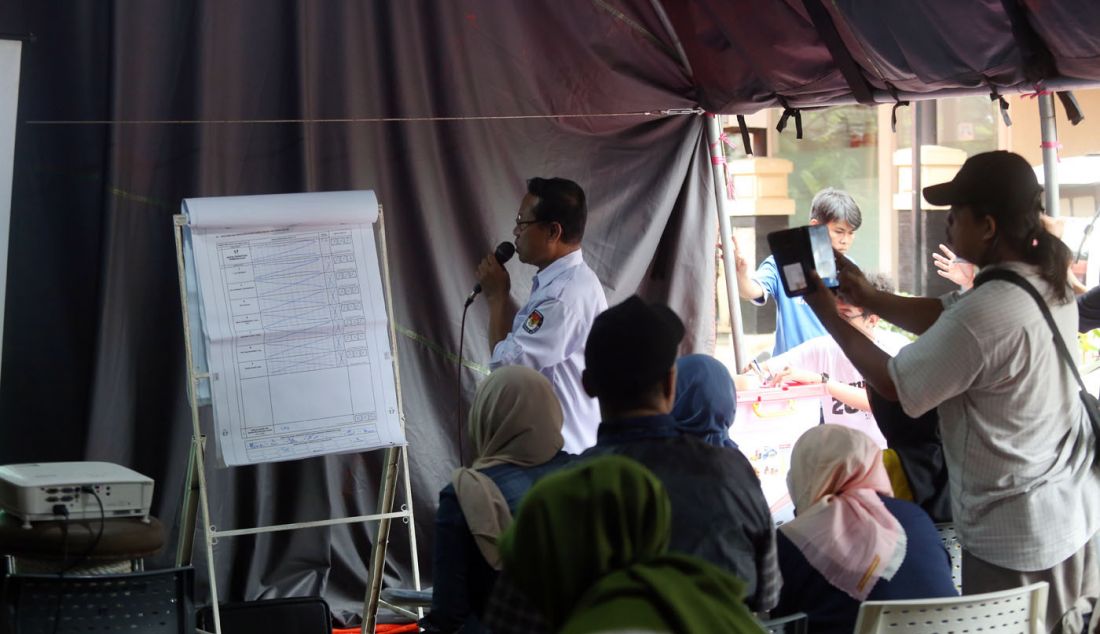 Petugas PPK bersama sejumlah saksi parpol saat melakukan penghitungan suara di halaman Kantor Kecamatan Kebayoran Lama, Jakarta Selatan, Senin (26/2). - JPNN.com