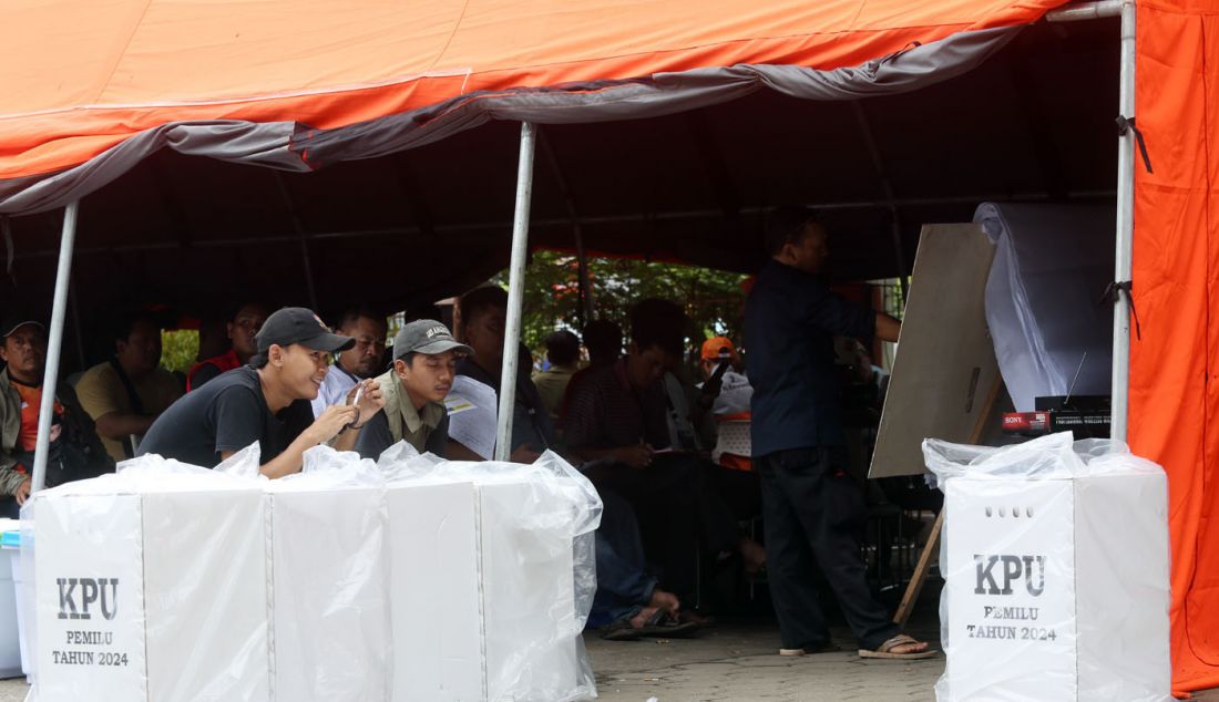 Petugas PPK bersama sejumlah saksi parpol saat melakukan penghitungan suara di halaman Kantor Kecamatan Kebayoran Lama, Jakarta Selatan, Senin (26/2). - JPNN.com