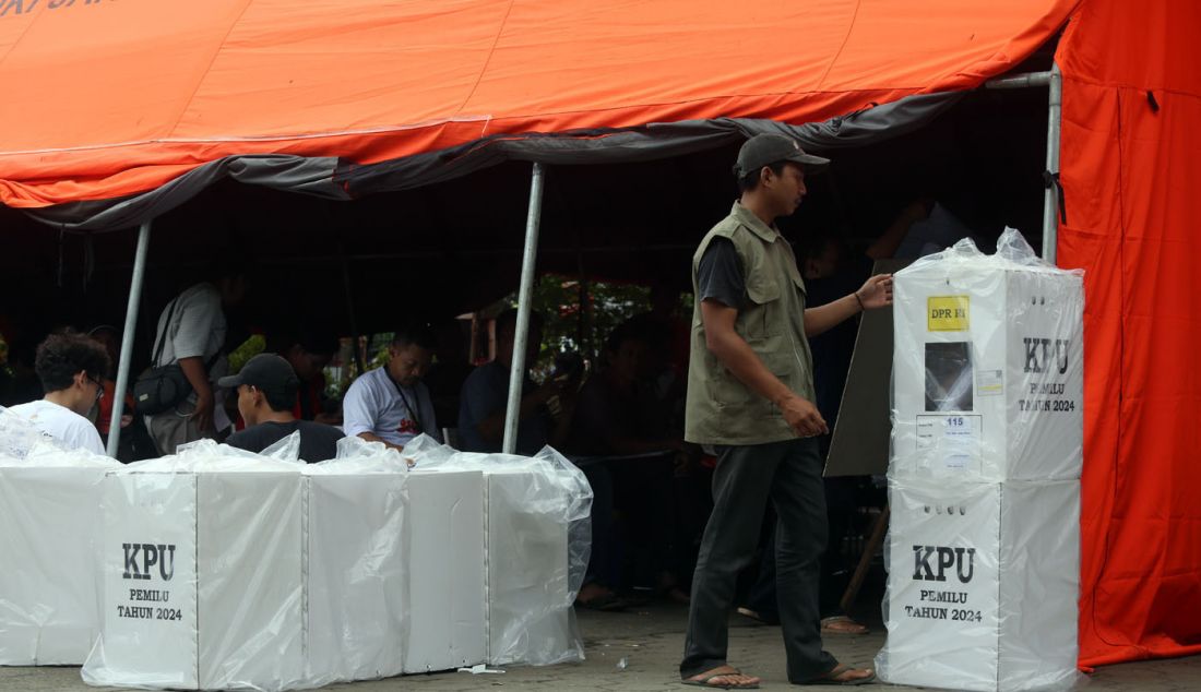 Petugas PPK bersama sejumlah saksi parpol saat melakukan penghitungan suara di halaman Kantor Kecamatan Kebayoran Lama, Jakarta Selatan, Senin (26/2). - JPNN.com