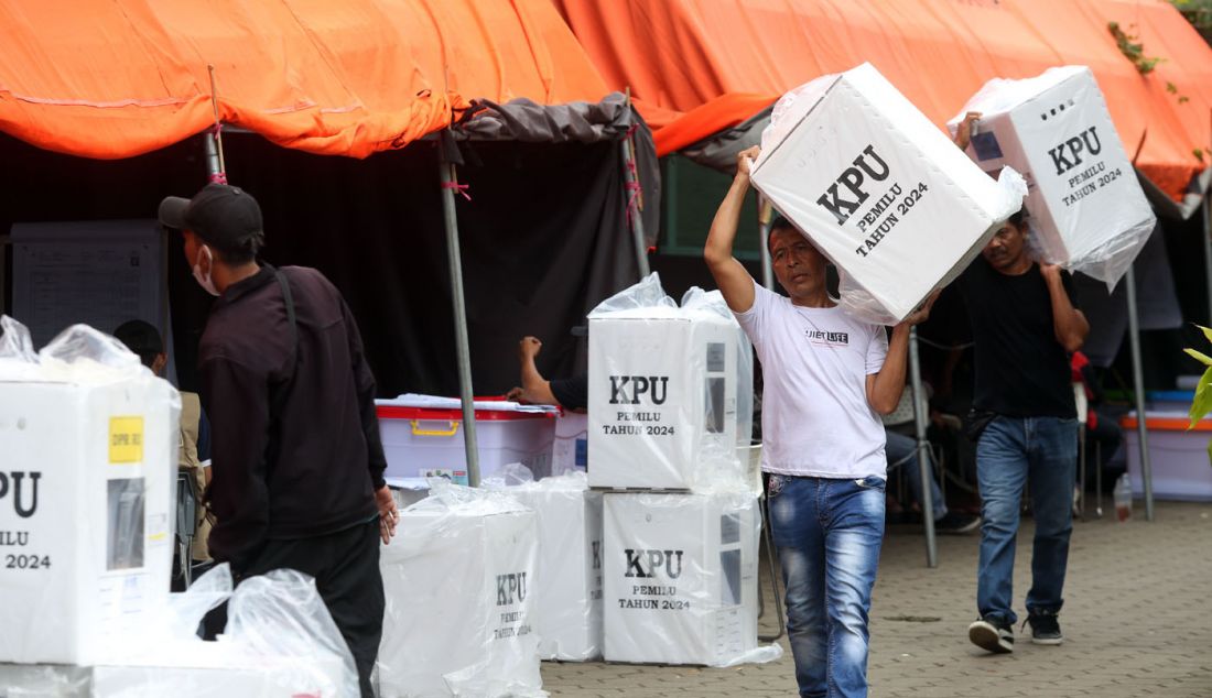 Petugas saat membawa kotak suara di halaman Kantor Kecamatan Kebayoran Lama, Jakarta Selatan, Senin (26/2). - JPNN.com