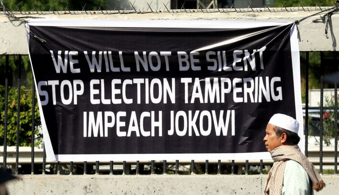 Peserta aksi saat berunjuk rasa di depan gedung DPR, Jakarta, Jumat (1/3). Mereka meminta anggota dewan menggunakan hak angket kecurangan Pemilu 2024. - JPNN.com