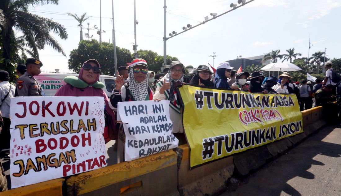 Peserta aksi saat berunjuk rasa di depan gedung DPR, Jakarta, Jumat (1/3). Mereka meminta anggota dewan menggunakan hak angket kecurangan Pemilu 2024. - JPNN.com