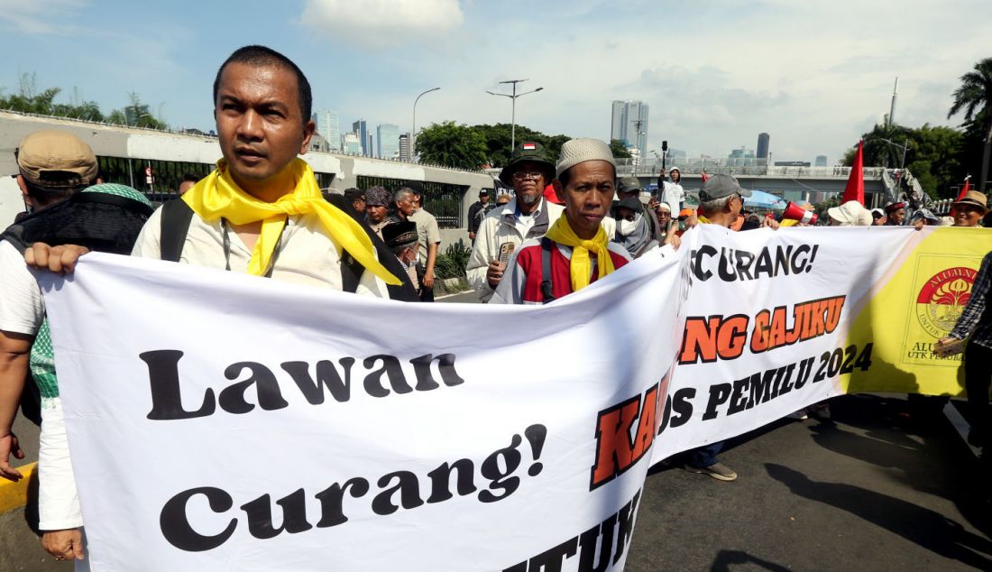 Peserta aksi saat berunjuk rasa di depan gedung DPR, Jakarta, Jumat (1/3). Mereka meminta anggota dewan menggunakan hak angket kecurangan Pemilu 2024. - JPNN.com