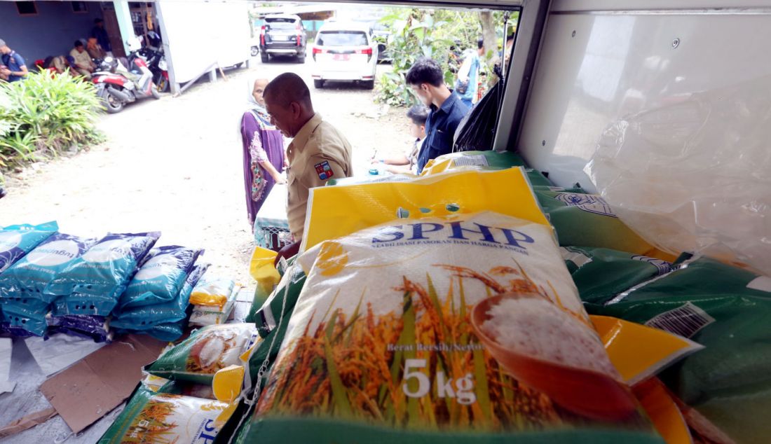 Warga membeli beras seharga Rp 53 ribu/5 kg saat kegiatan Operasi Pasar Bulog Siaga di kawasan Mulyaharja, Bogor, Senin (4/3). Badan Pangan Nasional (Bapanas) menyebut bahwa harga beras di pasaran mulai turun menjadi Rp14.000 per kilogram. - JPNN.com