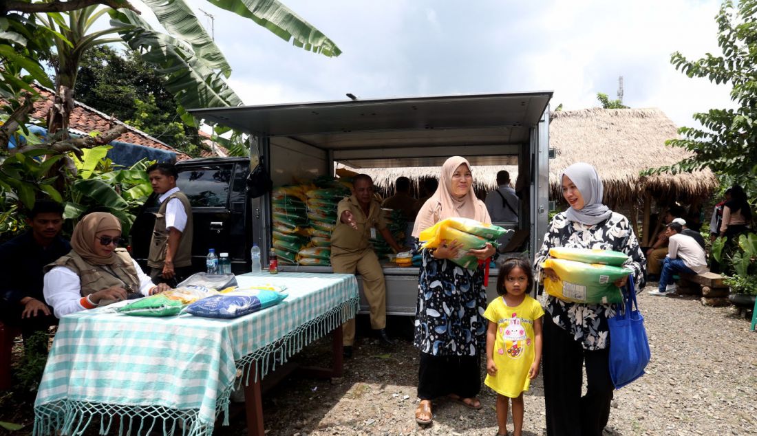 Warga membeli beras seharga Rp 53 ribu/5 kg saat kegiatan Operasi Pasar Bulog Siaga di kawasan Mulyaharja, Bogor, Senin (4/3). Badan Pangan Nasional (Bapanas) menyebut bahwa harga beras di pasaran mulai turun menjadi Rp14.000 per kilogram. - JPNN.com