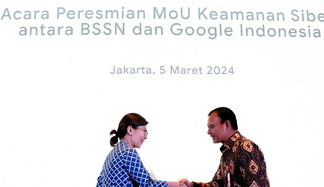 Deputi Bidang Strategi dan Kebijakan Keamanan Siber dan Sandi Irjen Pol. Dono Indarto (kanan) dan Country Director Google Cloud Indonesia Fanly Tanto saat acara AI Policy & Skilling Lab di Jakarta, Selasa (5/3). Diinisiasi oleh Google, Center for Digital Society (CfDS) dan KORIKA, AI Policy and Skilling Lab merupakan program pelatihan dan alat-alat keamanan siber. - JPNN.com