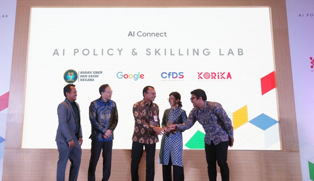 Kiri: Direktur Etika KORIKA Awaludin Marwan Managing Director Google Indonesia Randy Jusuf, Deputi Bidang Strategi dan Kebijakan Keamanan Siber dan Sandi Irjen Pol. Dono Indarto, Country Director Google Cloud Indonesia Fanly Tanto, dan Deputi Sekretaris Eksekutif CfDS UGM Iradat Wirid saat acara AI Policy & Skilling Lab di Jakarta, Selasa (5/3). Diinisiasi oleh Google, Center for Digital Society (CfDS) dan KORIKA, AI Policy and Skilling Lab merupakan program pelatihan dan alat-alat keamanan siber. - JPNN.com