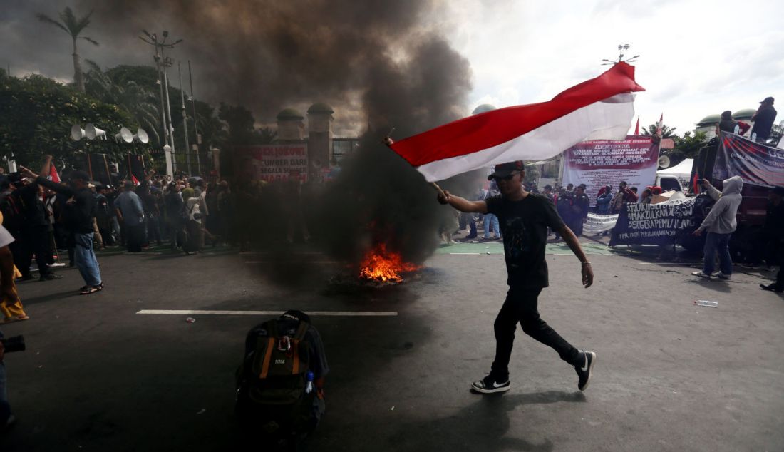 Unjuk rasa di depan Gedung DPR, Jakarta, Selasa (5/3). Aksi yang diwarnai bakar ban ini meminta anggota DPR menggunakan hak angket untuk menelusuri kecurangan Pemilu 2024. - JPNN.com