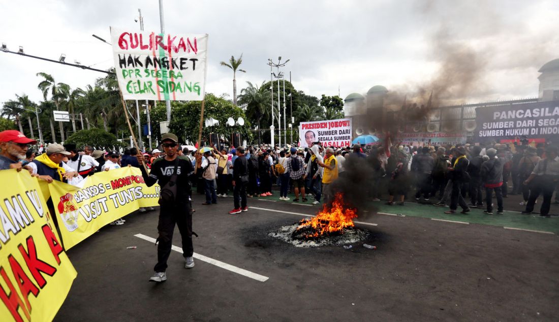 Unjuk rasa di depan Gedung DPR, Jakarta, Selasa (5/3). Aksi yang diwarnai bakar ban ini meminta anggota DPR menggunakan hak angket untuk menelusuri kecurangan Pemilu 2024. - JPNN.com