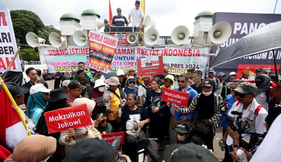 Unjuk rasa di depan Gedung DPR, Jakarta, Selasa (5/3). Aksi yang diwarnai bakar ban ini meminta anggota DPR menggunakan hak angket untuk menelusuri kecurangan Pemilu 2024. - JPNN.com