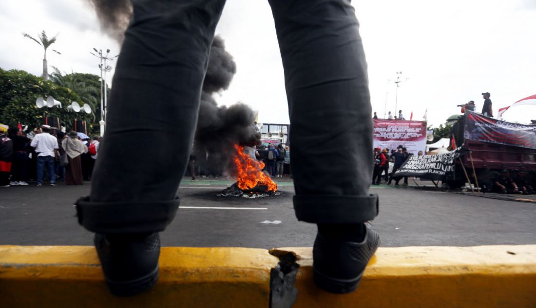 Unjuk rasa di depan Gedung DPR, Jakarta, Selasa (5/3). Aksi yang diwarnai bakar ban ini meminta anggota DPR menggunakan hak angket untuk menelusuri kecurangan Pemilu 2024. - JPNN.com