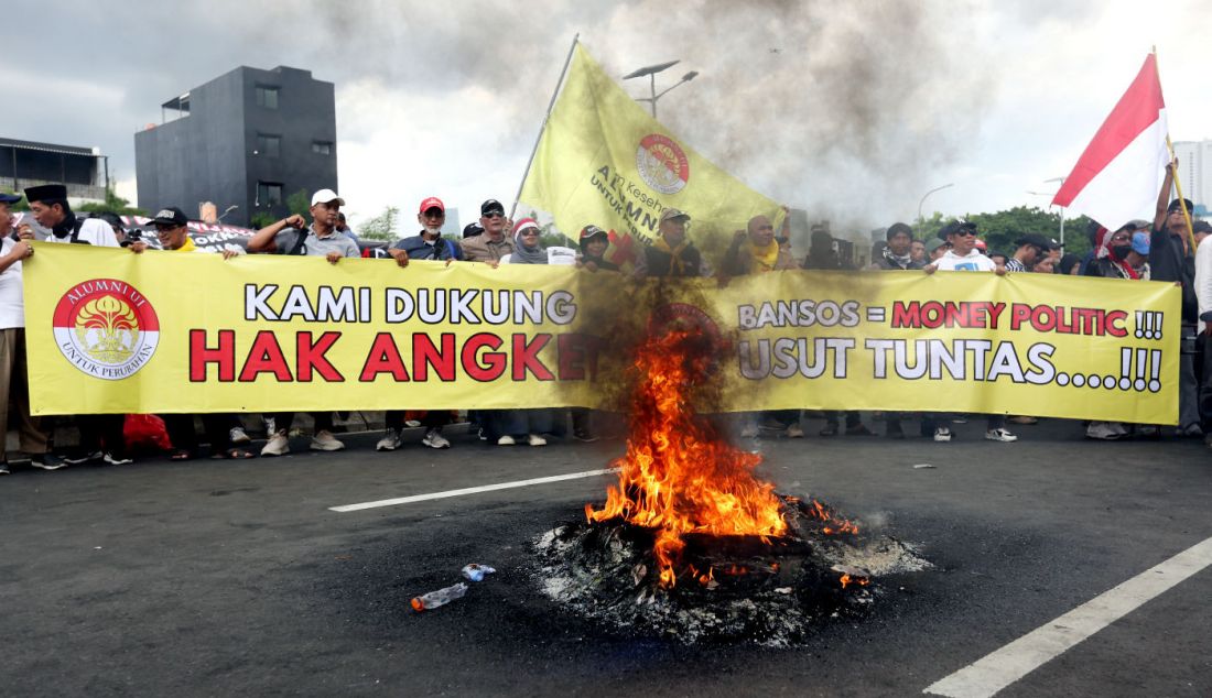 Unjuk rasa di depan Gedung DPR, Jakarta, Selasa (5/3). Aksi yang diwarnai bakar ban ini meminta anggota DPR menggunakan hak angket untuk menelusuri kecurangan Pemilu 2024. - JPNN.com