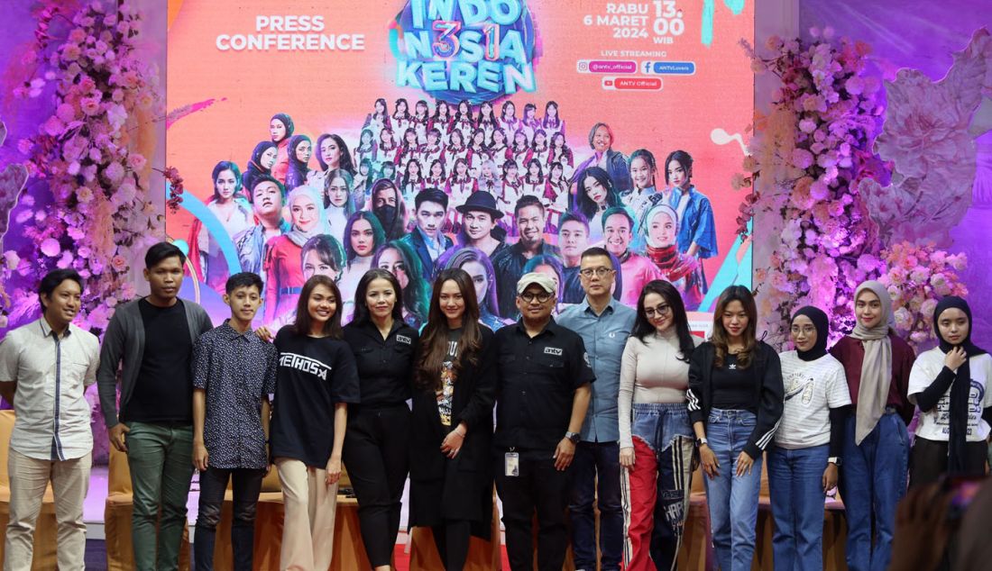 Chief Program and Communications Officer ANTV Kiki Zulkarnain bersama artis pendukung saat konferensi pers Pertunjukan HUT ke-31 ANTV, Jakarta, Kamis (6/3). Pertunjukan ini mengusung konsep drama, reality dan musik yang dibalut dalam satu pesta bertajuk INDON3S1A KEREN dengan dimeriahkan oleh musisi dari dalam dan luar negeri akan digelar pada hari Kamis, 7 Maret 2024 dan disiarkan secara langsung mulai pukul 18.00 WIB. - JPNN.com