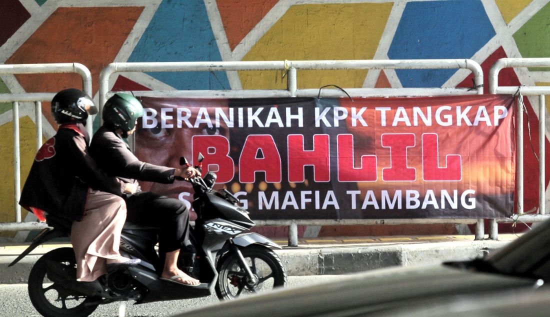 Spanduk bertuliskan Beranikah KPK Tangkap Bahlil Sang Mafia Tambang terpasang di sejumlah jalan ibu kota Jakarta, Rabu (6/3). - JPNN.com