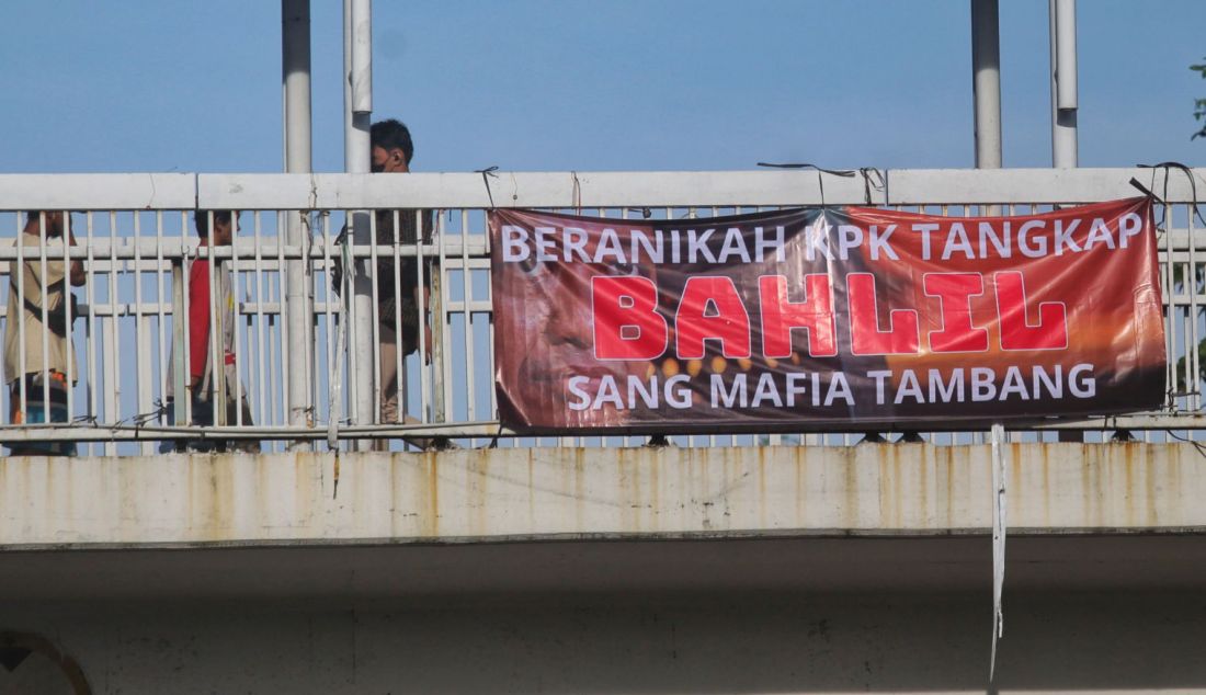 Spanduk bertuliskan Beranikah KPK Tangkap Bahlil Sang Mafia Tambang terpasang di sejumlah jalan ibu kota Jakarta, Rabu (6/3). - JPNN.com