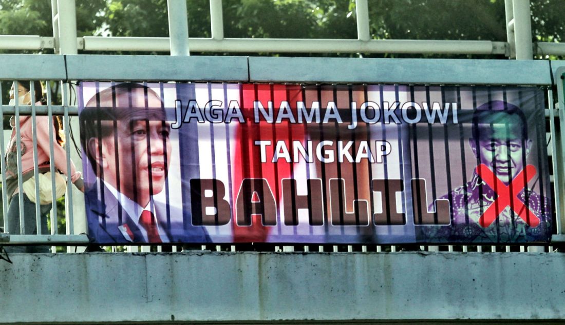 Spanduk bertuliskan Beranikah KPK Tangkap Bahlil Sang Mafia Tambang terpasang di sejumlah jalan ibu kota Jakarta, Rabu (6/3). - JPNN.com